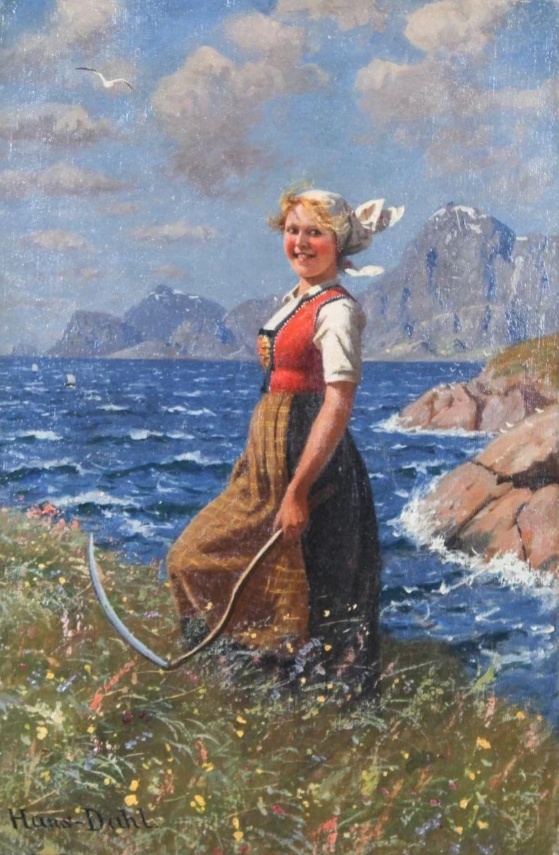 Giovane donna con una falce in un paesaggio di fiordi norvegesi